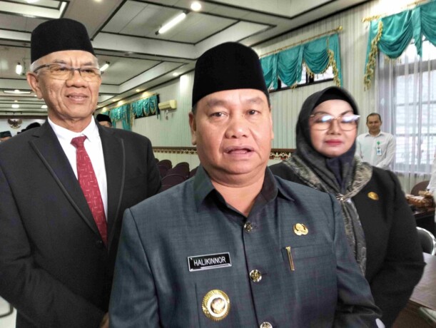 DIWAWANCARAI Bupati Kabupaten Kotim, H Halikinnor didampingi wabup dan plt sekda saat diwawancara awak media, belum lama ini. MIFTAH/ KALTENGPOS