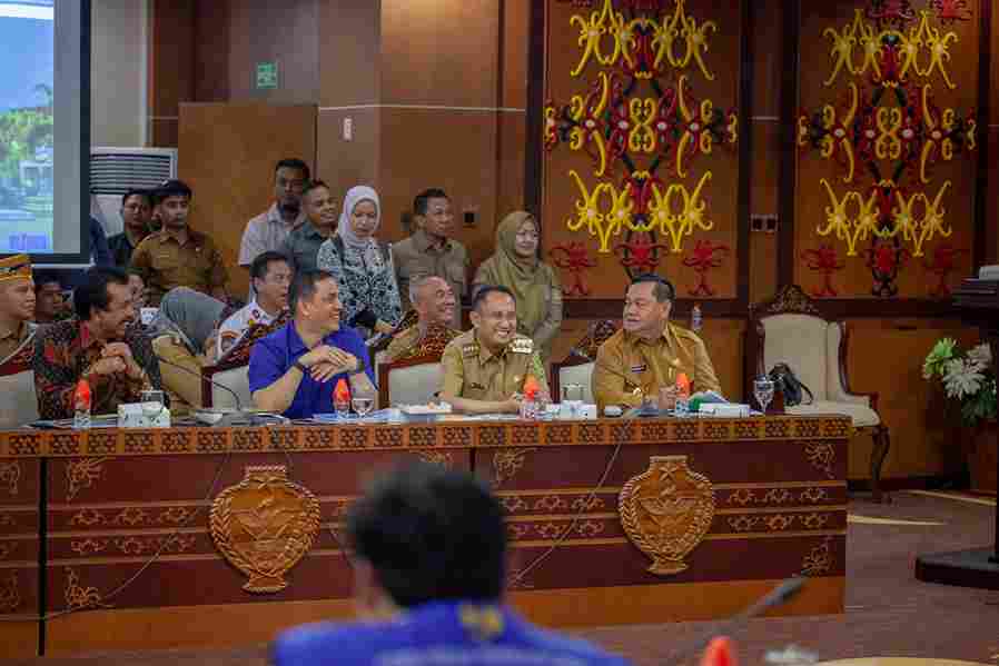 MENGHADIRI: Wali Kota Palangka Raya, Fairid Naparin saat menghadiri Kunjungan Kerja Komisi V DPR RI pada Reses MP II Tahun Sidang 2024/2025 Provinsi Kalteng di Aula Eka Hapakat Kantor Gubernur Kalteng, pekan lalu. ARIEF PRATHAMA/ KALTENG POS