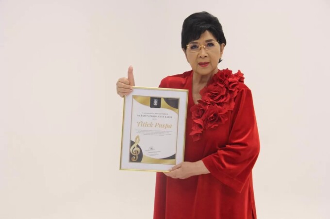 Titiek Puspa mendapat penghargaan dari Musica Studio