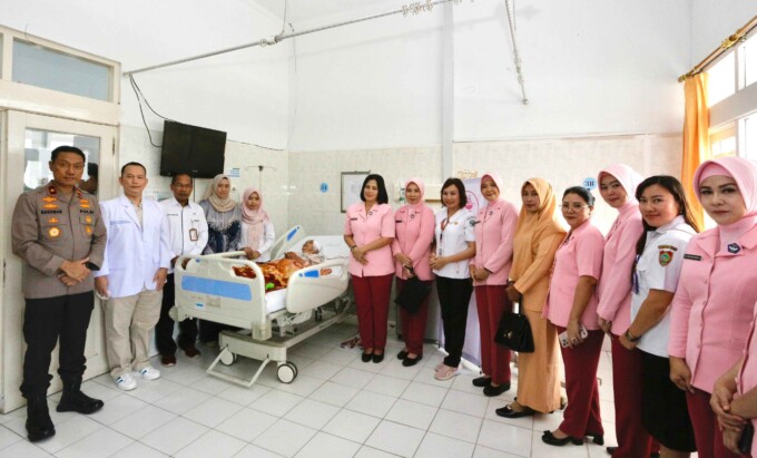 SAMBANG: Ketua Bhayangkari Daerah Kalteng, drg Irene Iwan Kurniawan dan sejumlah pejabat utama menyambangi keluarga anggota yang sakit, Rabu (23/4/2025) siang. HUMAS