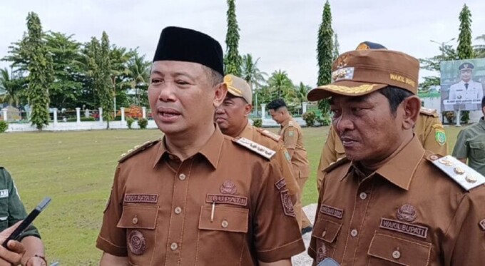 BERI KETERANGAN: BupatiBarsel, H. Eddy RayaSamsuri(kiri) didampingiWabupKhristiantoYudhasaatmemberikanketerangan pers kepadasejumlahawak media, baru-baruini. PEMKAB UNTUK KALTENG POS