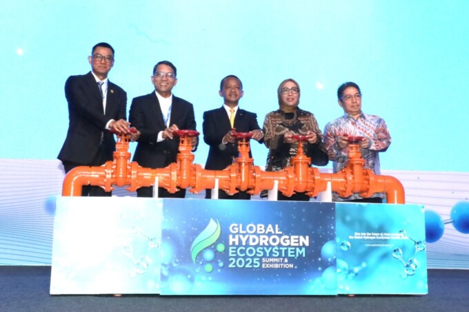 SECARA SIMBOK: Menteri ESDM Bahlil Lahadalia (tengah), Sekretaris Jenderal Kementerian ESDM, Dadan Kusdiana (dua dari kiri), Direktur Energi Baru Terbarukan dan Konservasi Energi Kementerian ESDM, Eniya Listiani Dewi (dua dari kanan), Direktur Utama PLN,