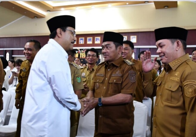 SOSIALISASI: Wakil Bupati Barsel, Khristianto Yudha (kanan) turut menghadiri kegiatan yang dihadiri Mensos RI di Kota Palangka Raya, Selasa (15/4/2025). KOMINFO UNTUK KALTENG POS