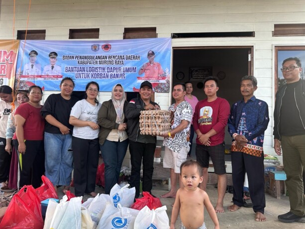 SERAHKAN BANTUAN: Wabup Mura, Rahmanto Muhidin (lima dari kanan) saat menyerahkan bantuan untuk korban banjir, Sabtu (19/4/2025). HUMAS UNTUK KALTENG POS