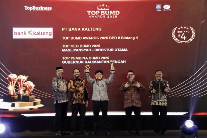 Direktur PT Bank Kalteng Maslipansyah saat menerima penghargaan.