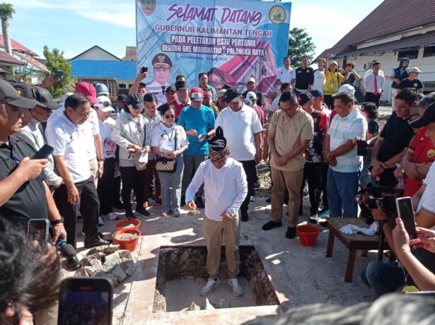 Gubernur Kalteng, H Agustiar Sabran, melaksanakan peletakan batu pertama pembangunan GKE Maranatha  dan penanaman pohon endemik Kalteng di halaman gereja, Sabtu (12/4/2025).   