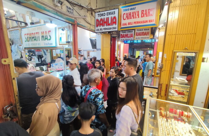 PADAT: Suasana warga yang memadati sejumlah toko emas di kawasan Pasar Besar, Palangka Raya, Minggu (13/4).FOTO: NOVIA/KALTENG POS