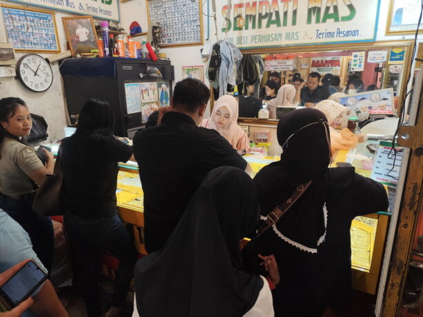 Warga tampak memadati sejumlah toko emas di pasar besar, Palangka Raya. FOTO: NOVIA/KALTENG POS