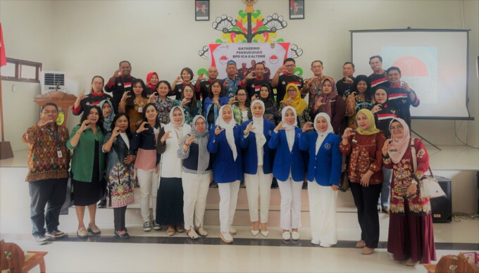 PENGUKUHAN : Seluruh Pengurus BPD ICA Kalteng berfoto bersama dengan tamu undangan yang hadir di Aula Dinas Tenaga Kerja Kota Palangka Raya, Kamis (24/4).
