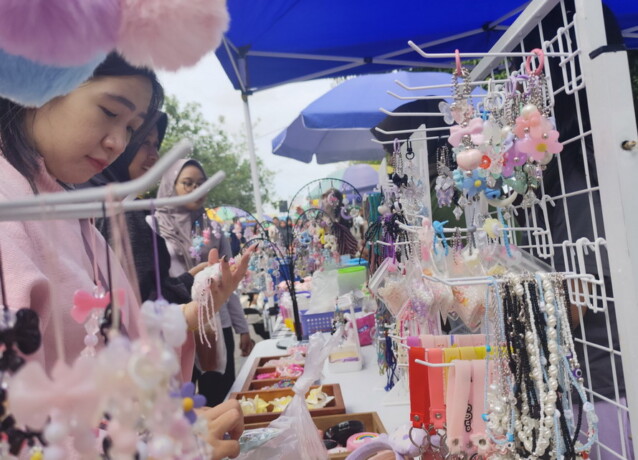 Warga tampak tertarik melihat aneka aksesori yang dijajakan oleh Yunita di kawasan CFD, Jalan Yos Sudarso, Kota Palangka Raya, Minggu (13/4).FOTO: NOVIA NADYA CLAUDIA/KALTENG POS