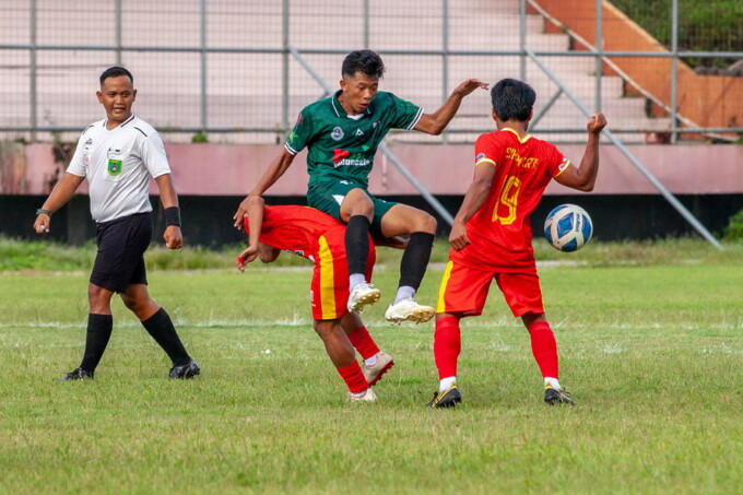 SENGIT: Dua pemain Perssukma mengawal pergerakan pemain Sylva Kalteng pada pertandingan Liga 4 di Stadion Tuah Pahoe, Palangka Raya, Selasa (8/4). Skor berakhir 0-0. FOTO: ARIEF PRATHAMA/KALTENG POS