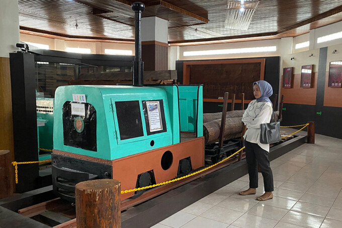 Lokomotif pengangkut kayu masih terpajang di Museum Kayu. MIFTAH/KALTENG POS