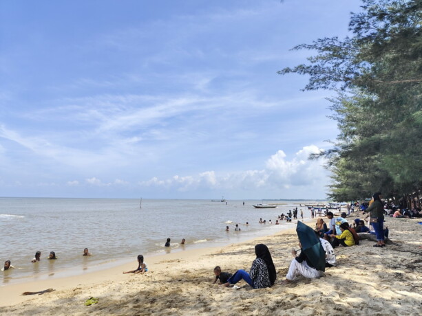 Pantai Keraya, Jalan Jenderal Sudirman, Kecamatan Kumai menjadi destinasi wisata favorit masyarakat mengisi waktu liburan, Rabu (2/4).FOTO: MUTOHAROH/KALTENG POS