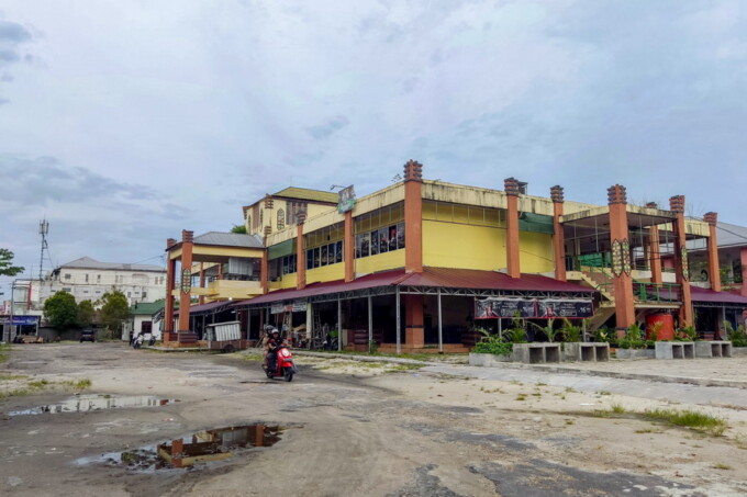 PUSAT EKONOMI: Sekelompok PKL bakal direlokasi ke Pasar Datah Manuah, tampak kondisi bangunan pasar yang berada di Jalan Yos Sudarso, Palangka Raya, Jumat (4/4).  FOTO: ARIEF PRATHAMA/KALTENG POS