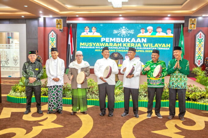 MUSKERWIL: Wagub Kalteng H Edy Pratowo (tengah) didampingi Ketua PWNU Kalteng Dr HM Wahyudie F Dirun, Rois Suriyah PWNU Kalteng KH Chairudin Halim, serta para tokoh dan petinggi ormas Islam saat membuka Muskerwil PWNU di Aula Jayang Tingang, Kantor Gubern