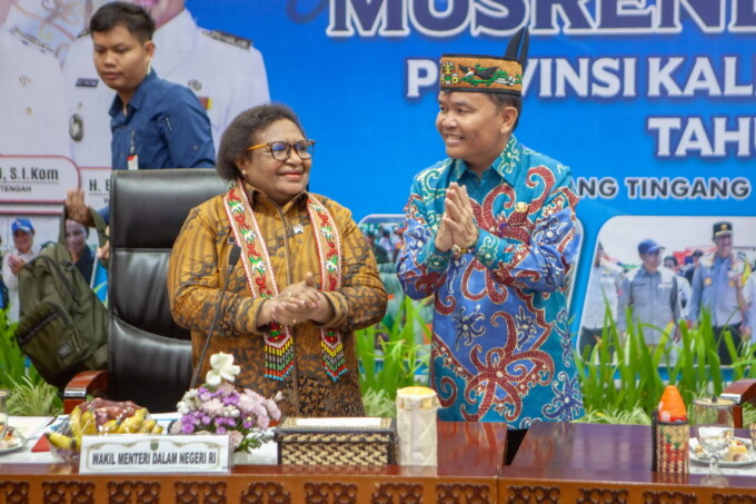Gubernur Kalteng H Agustiar Sabran menyambut Wamendagri Ribka Haluk yang menghadiri musrenbang di Aula Jayang Tingang, Kamis (10/4).FOTO: ARIEF PRATHAMA/KALTENG POS