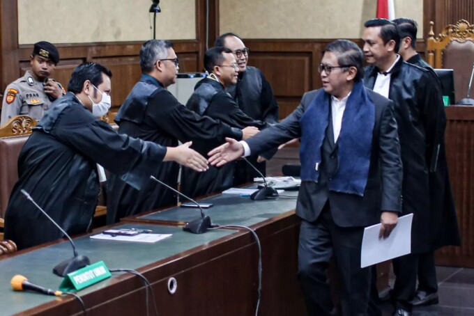 Sekjen DPP PDI Perjuangan Hasto Kristiyanto (kanan) bersalaman dengan Jaksa Penuntut Umum usai menjalani sidang dakwaan di Pengadilan Tipikor, Jakara Pusat, Jumat (14/3/2025). (Salman Toyibi/Jawa Pos)