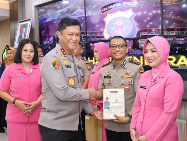 Khidmat: Polda Kalteng menggelar acara kenal pamit pejabat utama serta tujuh Kapolres yang baru saja melaksanakan serah terima jabatan. Kegiatan dihadiri Gubernur Kalteng itu berlangsung di Aula Arya Dharma, Mapolda Kalteng, Rabu (9/4/2025). HUMAS