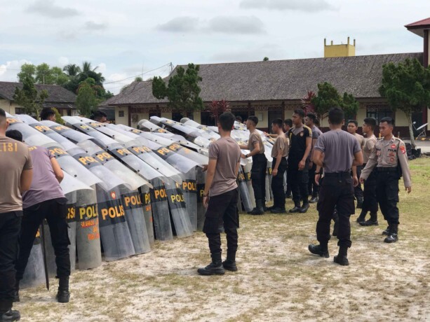 LATIHAN: Bintara remaja Ditsamapta Polda Kalteng melaksanakan latihan pengendalian massa (Dalmas) di Lapangan Mako Ditsamapta, Senin (21/4/2025) pagi.