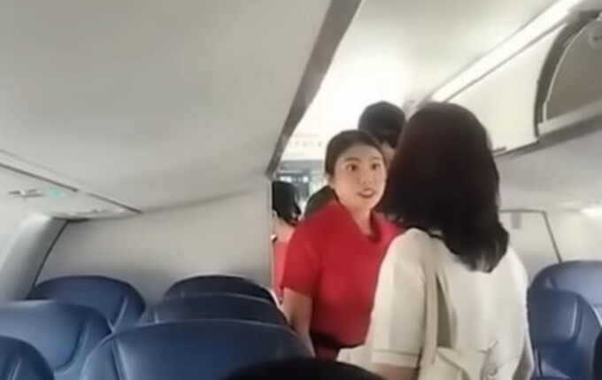 Tangkapan layar Anggota DPRD Sumut ribut dengan pramugari di kabin pesawat wings air.