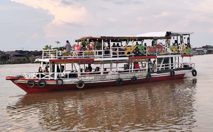 KM Berkah mulai berlayar dari Dermaga Rambang menyusuri Sungai Kahayan, Sabtu (3/5/2025). MUTOHAROH/KALTENG POS
