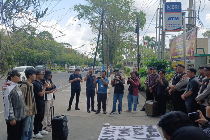 Aktivis lingkungan menyuarakan aspirasi terkait penahanan Kepala Desa Tempayung di Pengadilan Tinggi Palangka Raya, Selasa (6/5/2025) ILHAM ROMADHONA/KALTENG POS