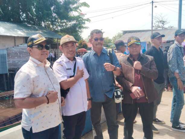 HADIR: Wakil Ketua I DPRD Kapuas Yohanes bersama Anggota DPRD Kabupaten Kapuas Wahyono dan Thosibae Limin menghadiri kegiatan kunjungan Gubernur Kalteng Agustiar Sabran serta Bupati Kapuas HM. Wiyatno di Desa Lupak, Rabu (7/5/2025).  GALIH/KALTENG POS
