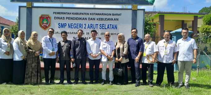 KUNJUNGAN: Jajaran Komisi A DPRD Kabupaten Kotawaringin Barat (Kobar) melakukan sidak ke sejumlah sekolah di wilayah Pangkalan Bun, salah satunya di SMP Negeri 2 Arut Selatan.
