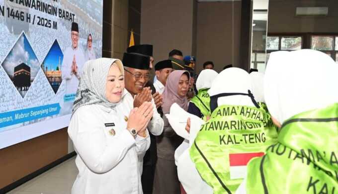 DILEPAS : Bupati Kobar Hj Nurhidayah ketika melepaskan JCH yang akan berangkat ke tanah suci, Rabu (7/4/2025). PROKOM KOBAR UNTUK KALTENG POS