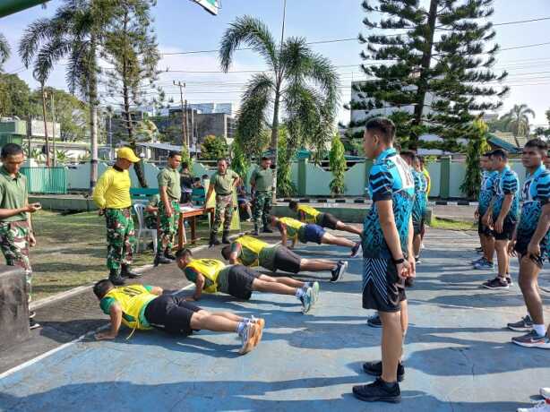 TES JASMANI: para prajurit TNI yang akan menerima kenaikan pangkat mengikuti tes kesegaran jasmani (garjas).