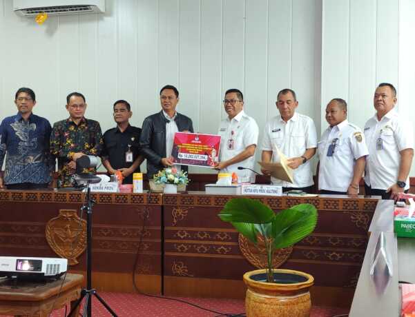 DANA HIBAH: KPU Kalteng menyerahkan secara simbolis sisa dana hibah pilkada ke Pemerintah Provinsi Kalteng, Rabu (7/5).