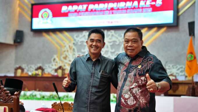 AKRAB: Anggota DPRD Kalteng Sirajul Rahman bersama Anggota DPRD Kalteng Lohing Simon setelah mengikuti rapat paripurna di gedung dewan, belum lama ini. HUMAS DPRD KALTENG