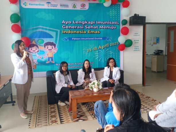 TALK SHOW KESEHATAN  : Ketua Ikatan Dokter Anak Indonesia (IDAI) Cabang Kalteng dr Enny Karyani, SPA, Subsp, Kardio (K) memberikan sambutan pada kegiatan Talk Show kesehatan, Rabu (30/4/2025).
