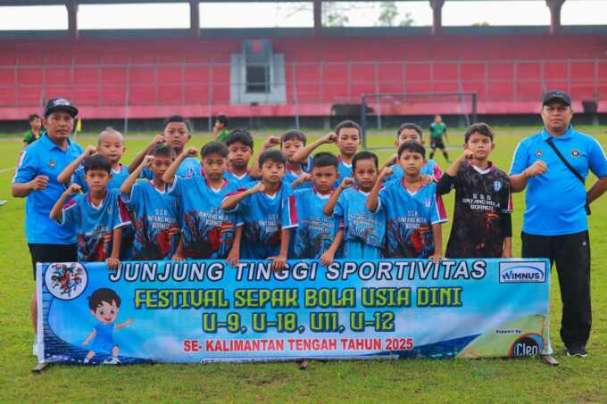 SEMANGAT OLAHRAGA: SSB BMB saat mengikuti turnamen sepak bola usia dini di Stadion Tuah Pahoe, Palangka Raya. DOK. PRIBADI UNTUK KALTENG POS