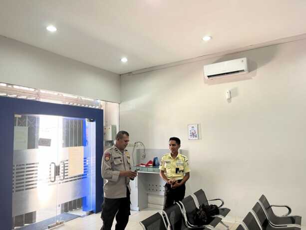 AJAKAN: Personel Polsek Sabangau memberikan imbauan kepada masyarakat serta pegawai di Kantor BRI Unit Kalampangan terkait kewaspadaan terhadap aksi premanisme, Selasa (13/5/2025).