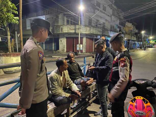 PATROLI: Personel Polres Kapuas menggelar patroli malam secara intensif di sejumlah titik rawan di wilayah Kota Kuala Kapuas, Senin (12/5/2025). HUMAS