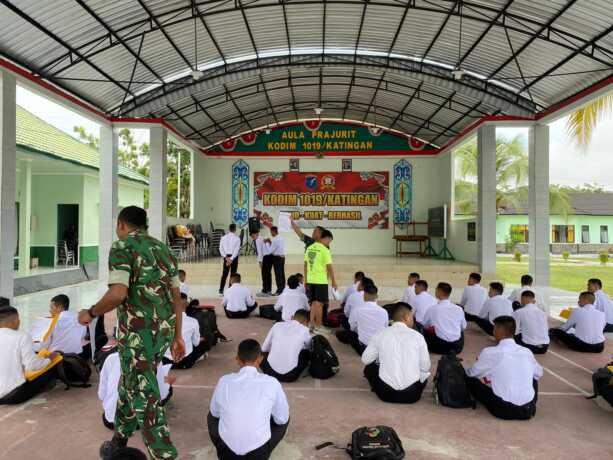PENGARAHAN - Casis TNI AD, ketika mengikuti kegiatan motivasi dan pengarahan yang diberikan oleh Kodim 1019/KTG di aula Outdor Makodim1019/KTG, Rabu (14/5/2025).