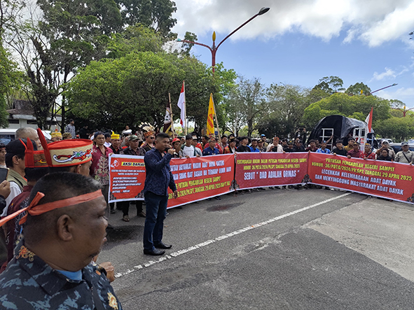 Kesatuan Masyarakat Hukum Adat Kalteng menggelar aksi demonstrasi di depan Pengadilan Tinggi (PT) Palangka Raya, Jalan RTA Milono, Rabu (14/5/2025). MUTOHAROH/KALTENG POS