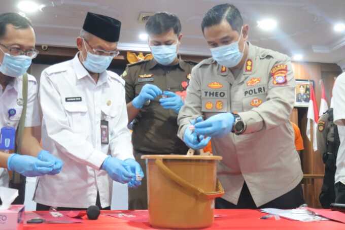 PEMUSNAHAN: Kapolres Kobar AKBP Theodorus Priyo Santosa memusnahkan barang bukti narkotika jenis sabu seberat 177,63 gram. HUMAS UNTUK KALTENG POS