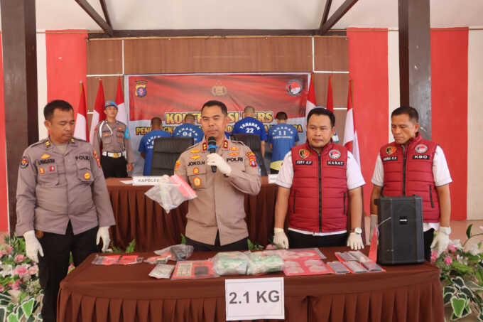 BERANTAS NARKOBA: Kapolres Lamandau AKBP Joko Handono, S.I.K., M.H., didampingi Kasat Narkoba AKP Ferry Endro Priyawanto memperlihatkan barang bukti sabu yang berhasil diamankan. HUMAS
