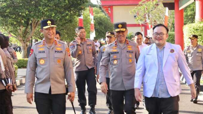JAGA KESEHATAN: Kapolda Kalteng Irjen Pol Iwan Kurniawan bersama Wakapolda Kalteng Brigjen Pol. Dr. Rakhmad Setyadi, S.I.K., dan Dokter Spesialis Jantung dan Pembuluh Darah dari Rumkit Bhayangkara Aldo Ferly, M.Kes, Sp.JP, di Lapangan Barigas, Mapolda Kal