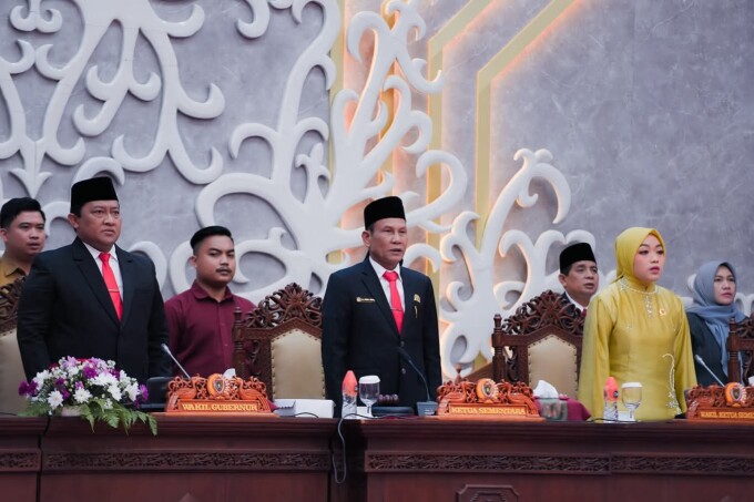 SERAP ASPIRASI: Ketua DPRD Kalteng Arton S Dohong (tengah) saat memimpin rapat paripurna bersama Pemprov Kalteng beberapa waktu lalu.