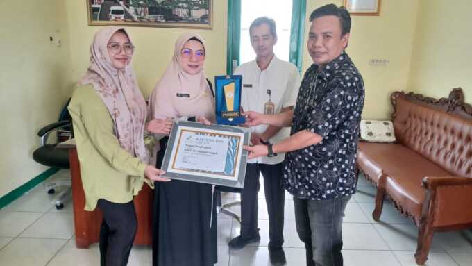 PENGHARGAAN : Pelaksana Tugas (Plt) Direktur RSUD dr Murjani, dr Yulia Nofiani, menerima penghargaan dari Kalteng Pos Group yang diserahkan oleh Kabiro Sampit, Rusliadi, Rabu (21/5/2025).