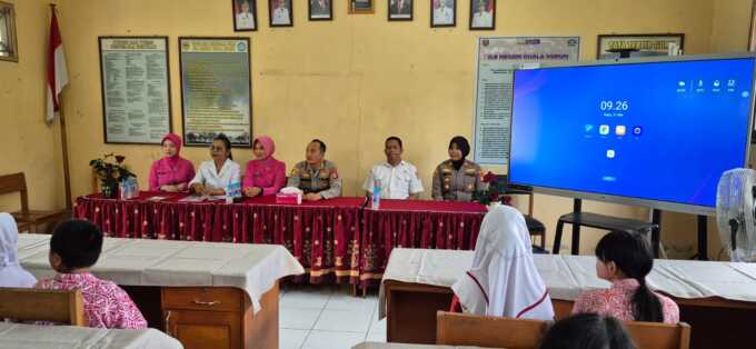 KUNJUNGAN: Kapolres Gunung Mas AKBP Heru Eko Wibowo, didampingi oleh Ketua Bhayangkari Cabang Gunung Mas, Arie Heru, mengunjungi SKH Negeri Kuala Kurun, Rabu (21/5/2025).