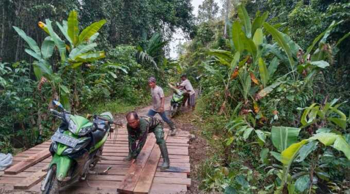 BANGUN JEMBATAN : Bersama masyarakat desa Talio, satgas TMMD membangun jembatan penghubung.