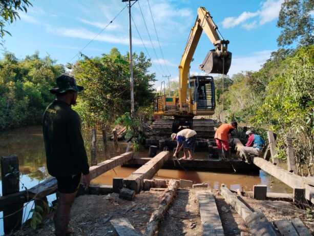 PERBAIKAN JEMBATAN : Satgas TMMD Reguler Ke-124 Mulai Bongkar Jembatan Penghubung Desa Talio