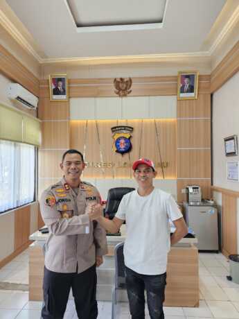 SINERGI: Kapolres Lamandau AKBP Joko Handono (samping kiri) menerima kunjungan silaturahmi Wartawan Kalteng Pos Biro Lamandau, Ruslan, di ruang kerjanya, Selasa (27/5/2025). HUMAS UNTUK KALTENG POS