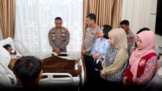 TUNJUKKAN KEPEDULIAN: ketika Kapolda Kalteng, Irjen Pol Iwan Kurniawan, S.I.K., M.Si, bersama Ketua Bhayangkari Kalteng Maya Iwan Kurniawan, secara langsung menjenguk salah satu anggotanya yang sedang dirawat akibat kecelakaan saat bertugas. HUMAS
