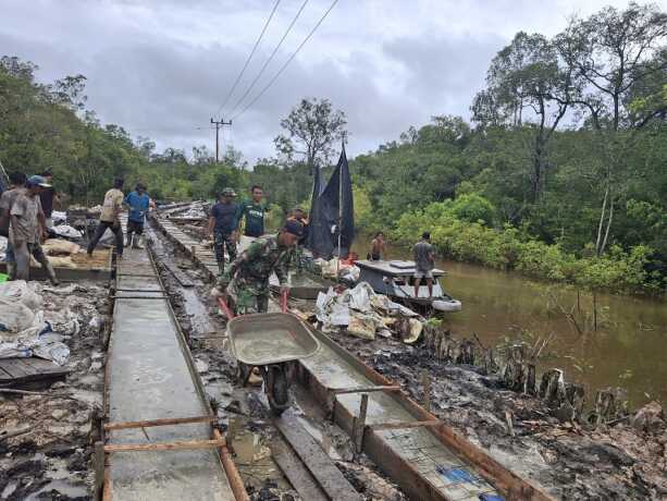 COR JALAN DESA : Satgas TMMD bahu membahu bersama warga melakukan pengecoran jalan di desa Talio Kecamatan Karau Kuala.