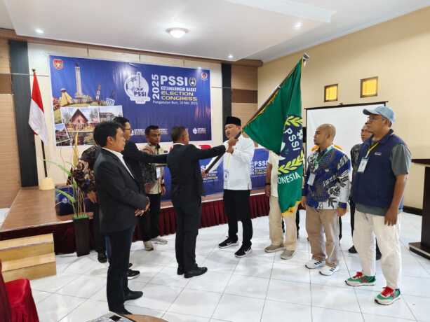 Perwakilan PSSI Asprov Kalteng ketika melakukan pelantikan terhadap Ketua PSSI Kobar M Toha usai dinyatakan sebagai pemenang, Minggu (18/5).